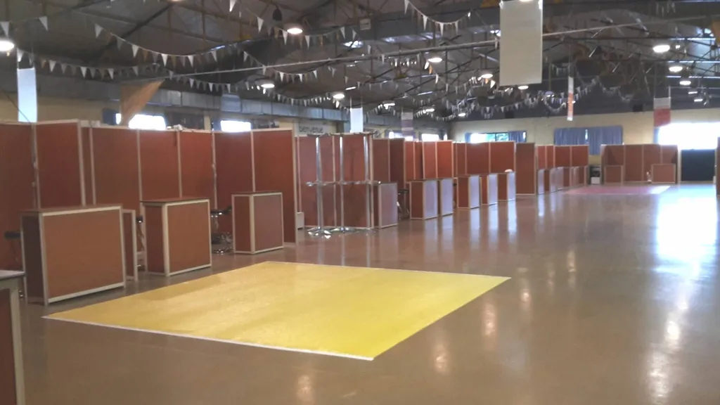 Agencement de cloison pour un salon