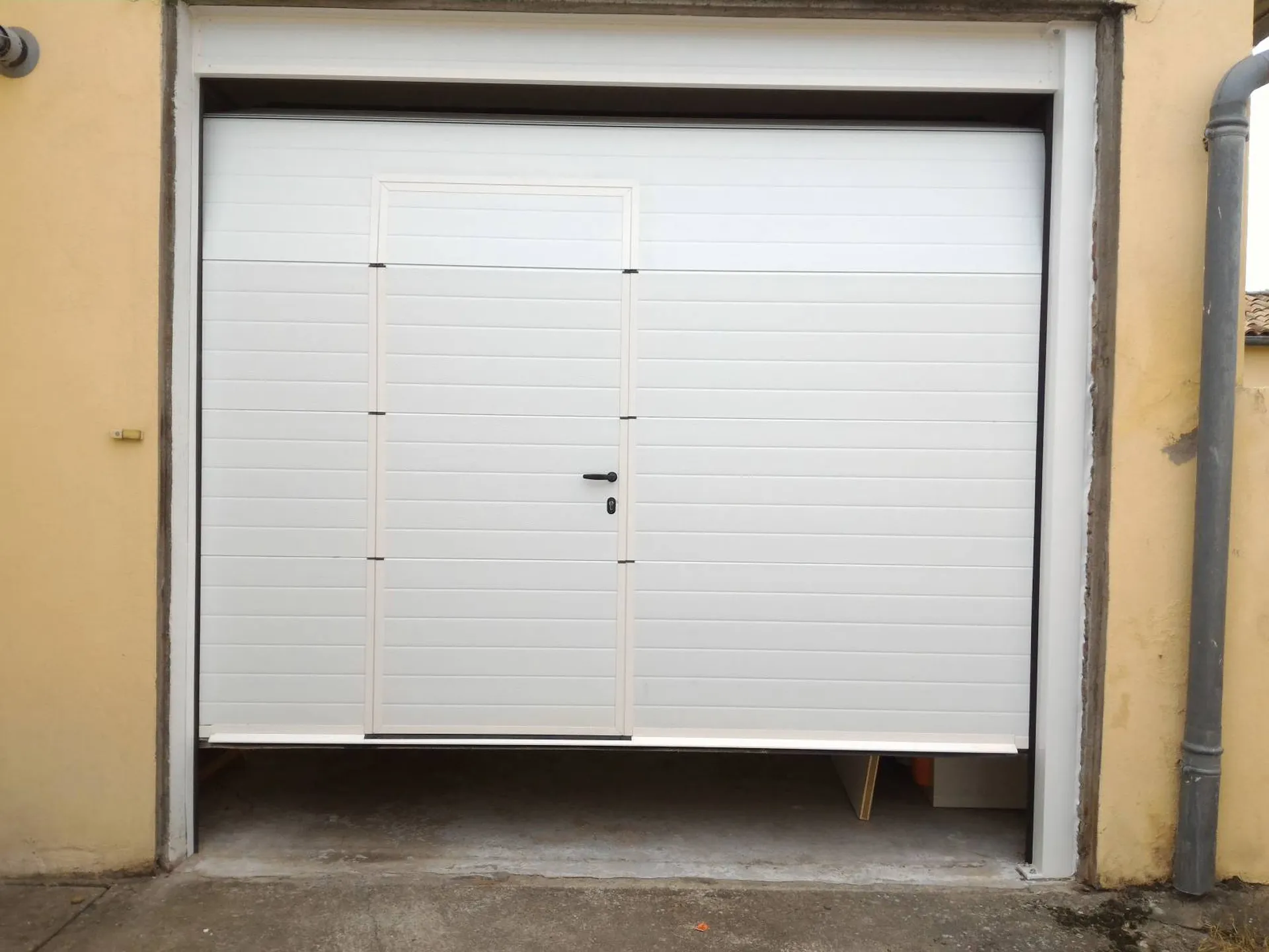Rénovation d'une porte de garage sectionnelle manuelle avec portillon