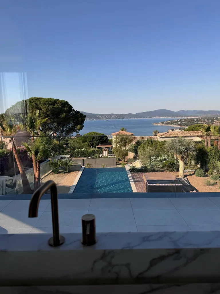 sauna et hammam luxueux , sur mesure avec marbre et bois naturel à sainte Maxime 