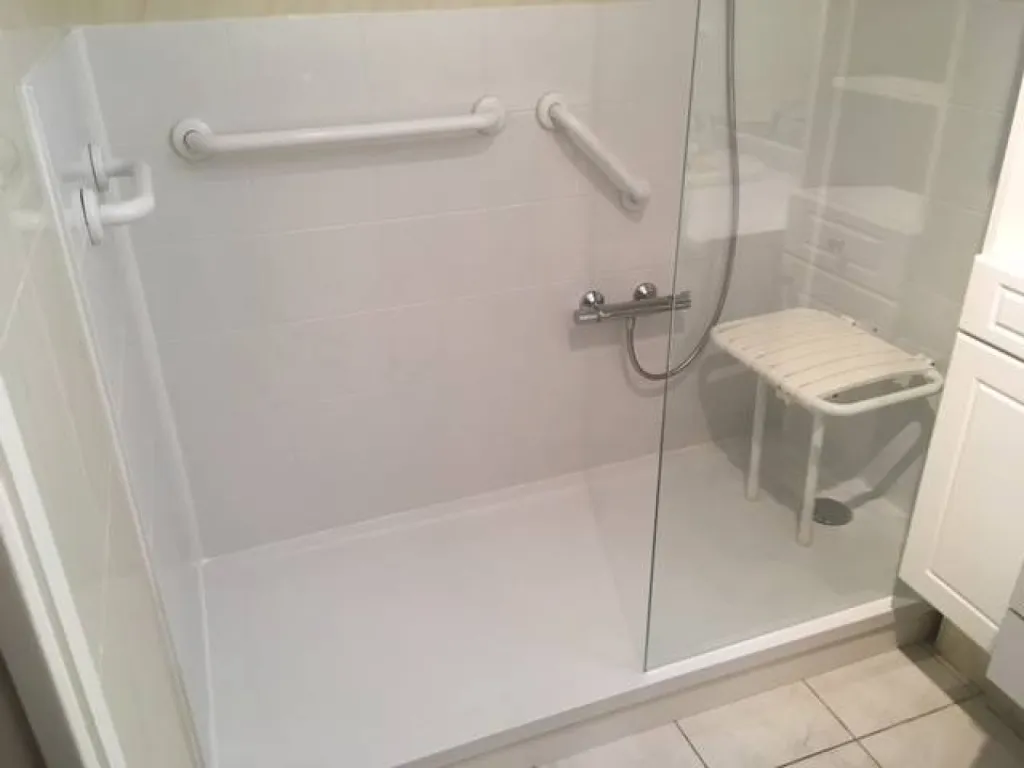 Pose de douche sénior sécurisée pas cher à Montreuil en Seine Saint Denis (93) Ile de France