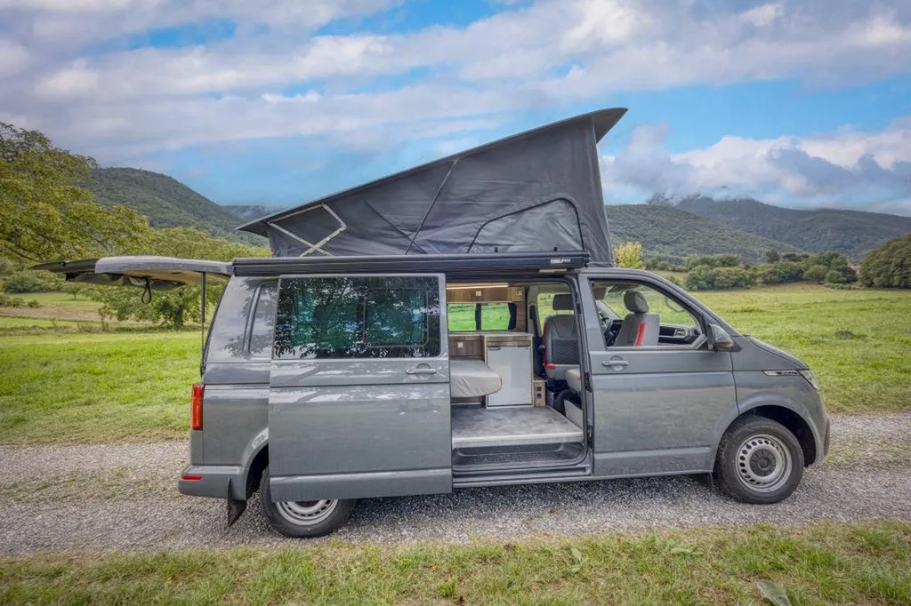 Pose de toit relevable sur VW T6.1 Long à Annecy : installation SCA et HILO Sport par spécialiste en Haute-Savoie
