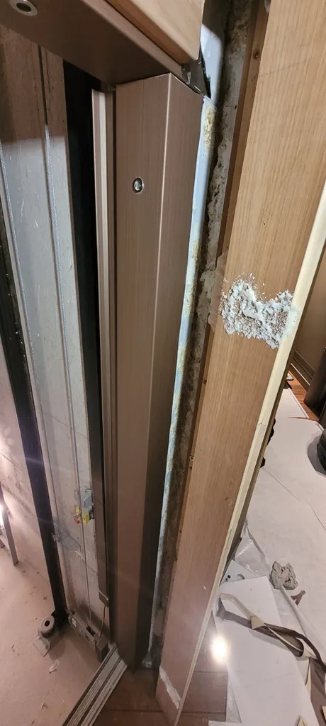 Habillage Coverstyl sur portes d'ascenseur et garage exterieur sur Cannes 