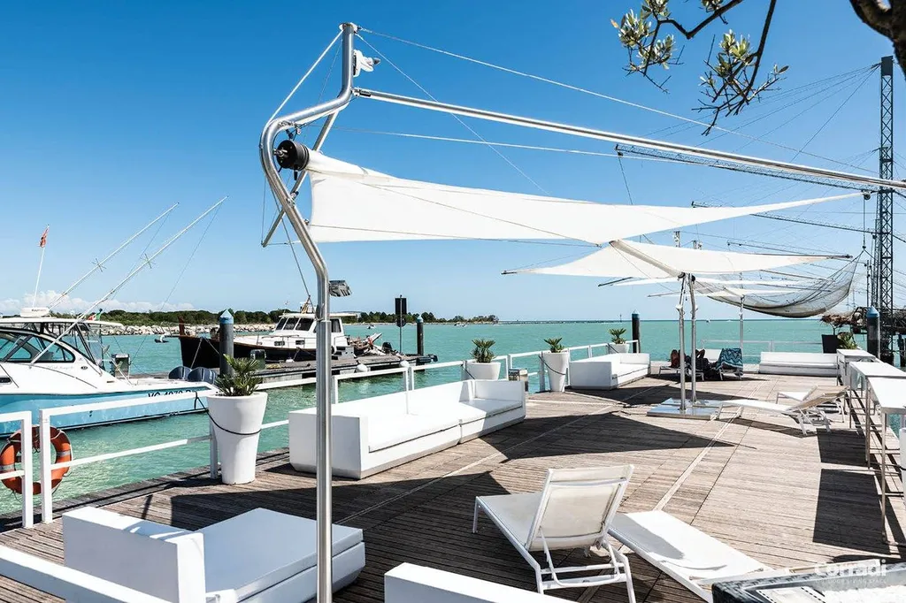 Voile d'ombrage pour restaurant à Saint-Tropez, dans le Var.