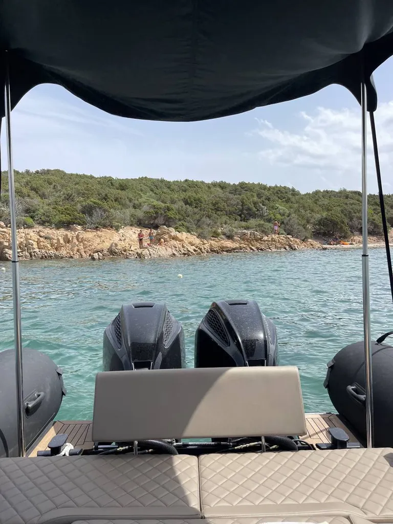 semi rigide pouvant accueillir plus de 10 personnes 