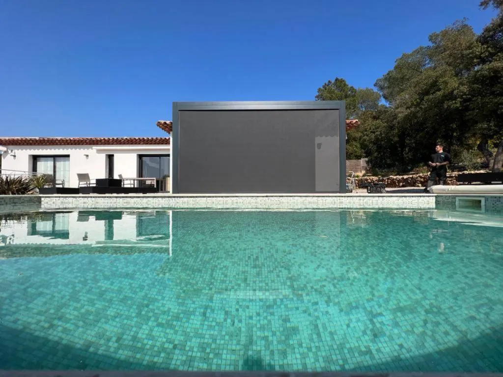Installer un store toiles vertical sur une pergola bioclimatique à Cannes