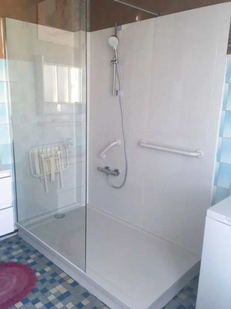 Installation remplacement baignoire par douche sénior sécurisée pas cher à Gex, Thoiry au Ferney-Voltaire et à Divonne les Bains dans l'Ain (01) Auvergne Rhône Alpes