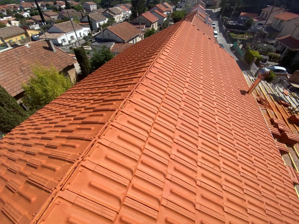 Changement d’une toiture tuiles plates de Marseille sur Gréasque près de Aix en Provence