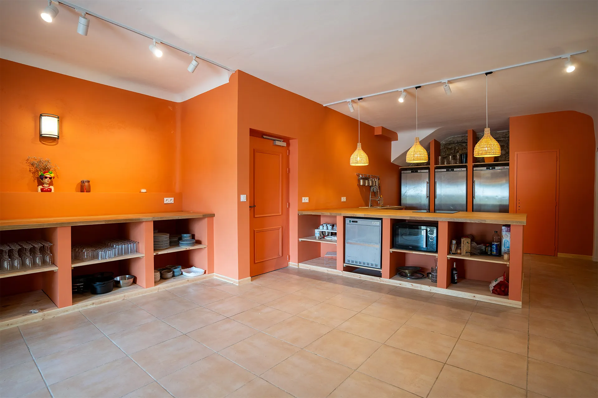 Lieu séminaire résidentiel proche de Lourmarin 84160 : salle avec piscine, hébergement, espace climatisé, WiFi, et mise en place d'un parcours de balade en voiture de prestige.