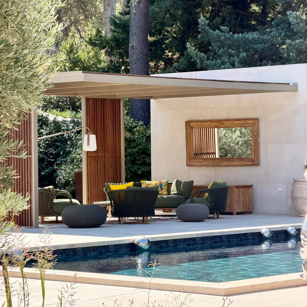 applique déportée fixée sur le poteau acier d'une pergola au bord de la piscine