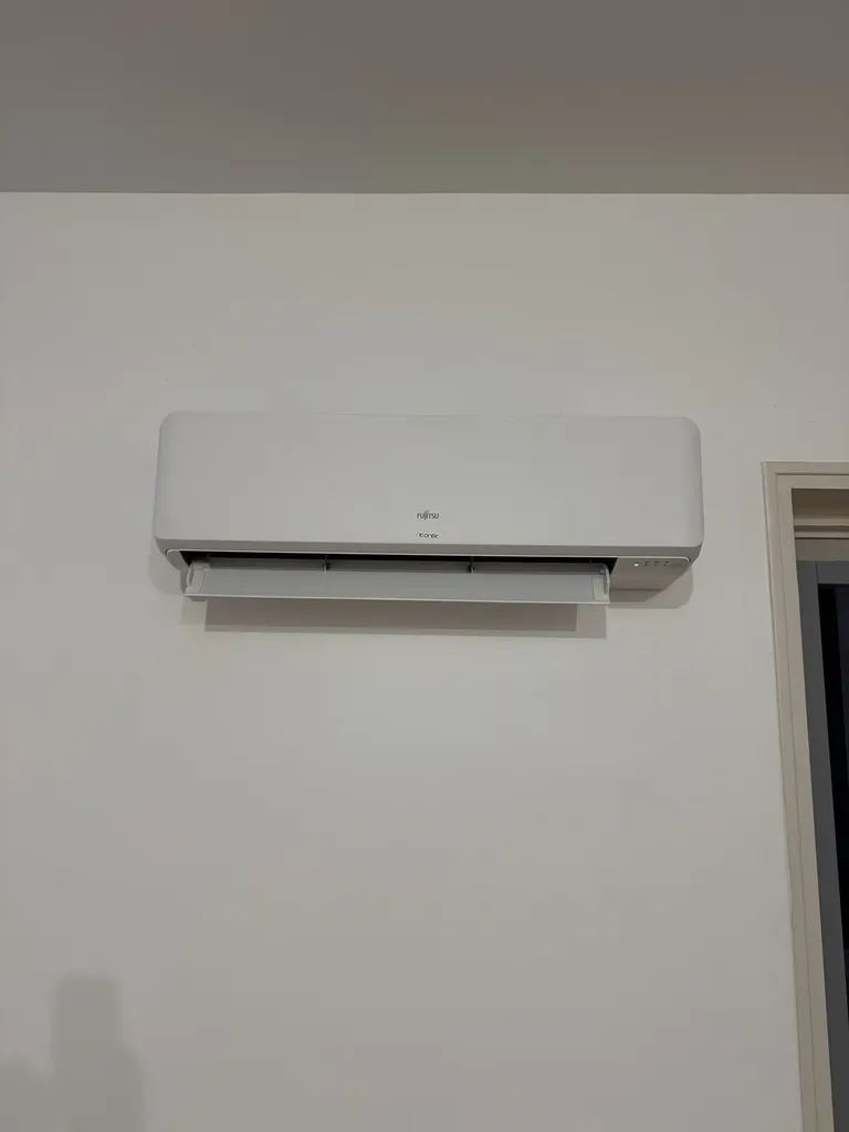 Unité extérieure de climatisation réversible fixée en façade pour bureau à Bordeaux (33000)