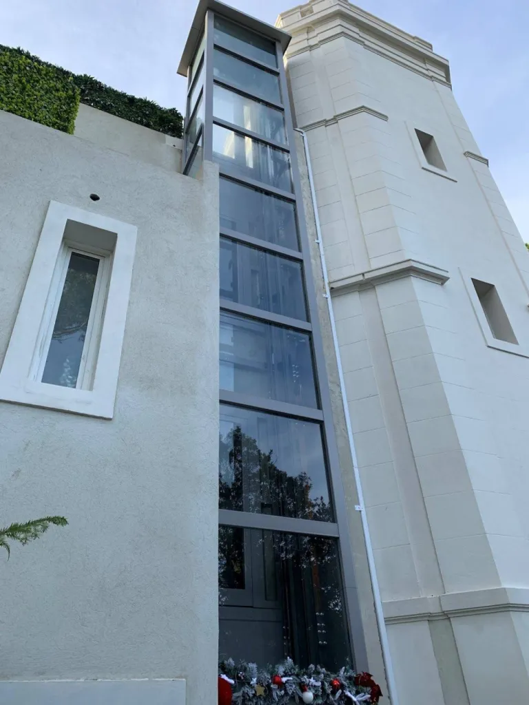 Le toit de l'élévateur est plus de 15 mètres du sol pour cet ascenseur de maison extérieur électrique en structure autoporteuse VIMEC E10 à Toulon près de Marseille