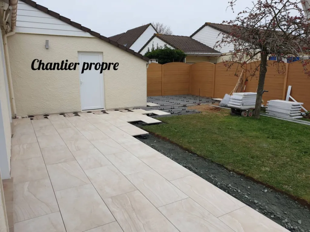 Pose et agrandissement d'une terrasse en dalle céramique sur plot et rail aluminium à Montivilliers proche Le Havre