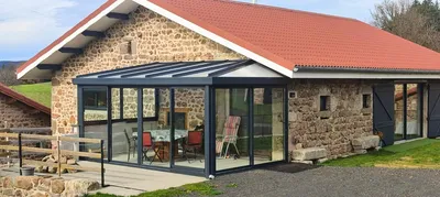 Fabrication et installation par 3 Baies d'une véranda alu gris anthracite sur-mesure de 6 x 3 mètres avec panneaux thermotop à Verrières-en-Forez à côté de Lézigneux dans la Loire