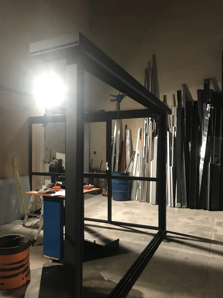 Mise en place d’une véranda design ral 7016G avec volets solaires sur Martigues