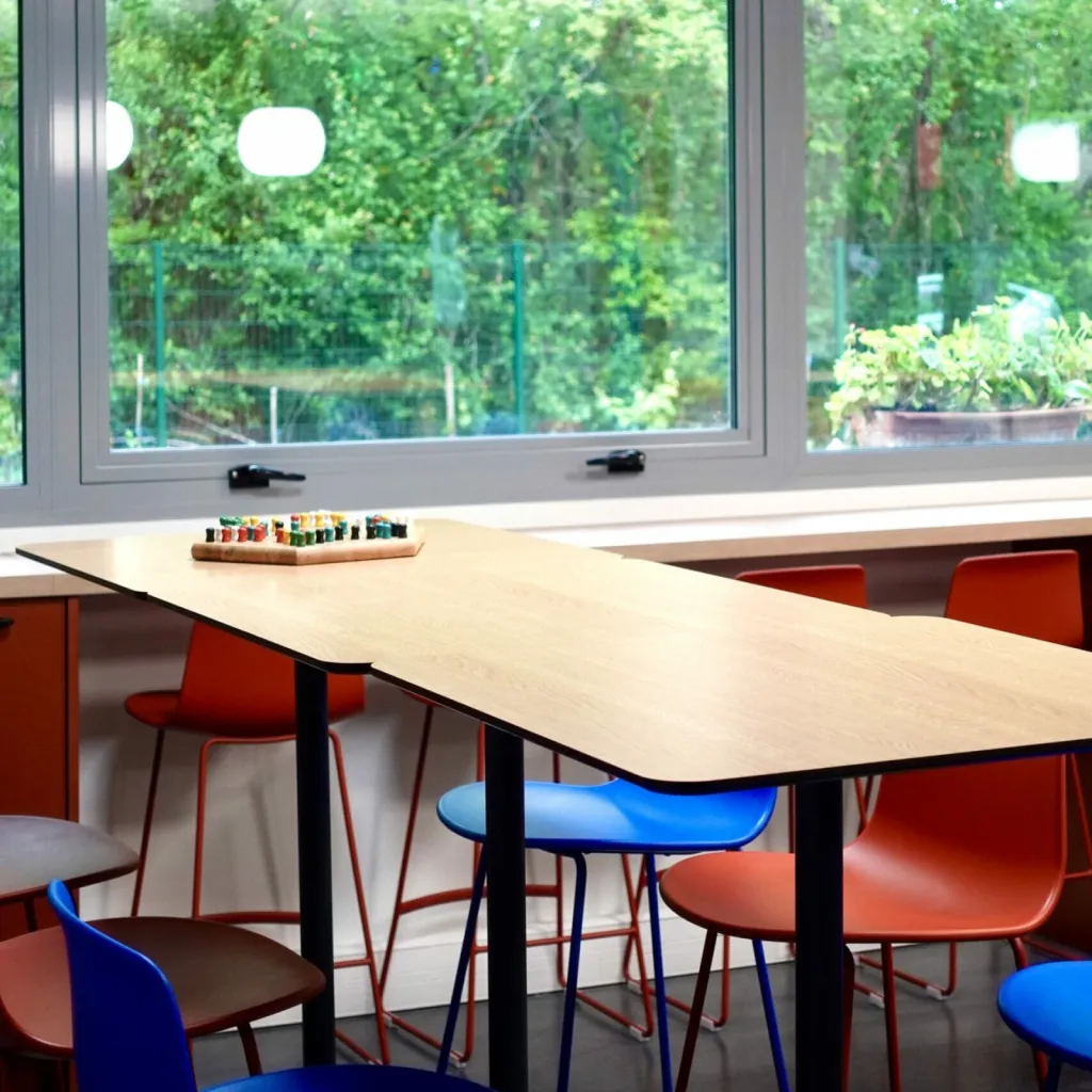 Salle lumineuse et accueillante pour repas et pauses, par l’Atelier D. architecte d’intérieur à Bordeaux.
