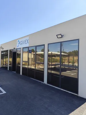 Pose de film solaire anti-chaleur sur vitrages professionnels pour bureaux à Marseille – Réduction des infrarouges et de l’éblouissement garantie