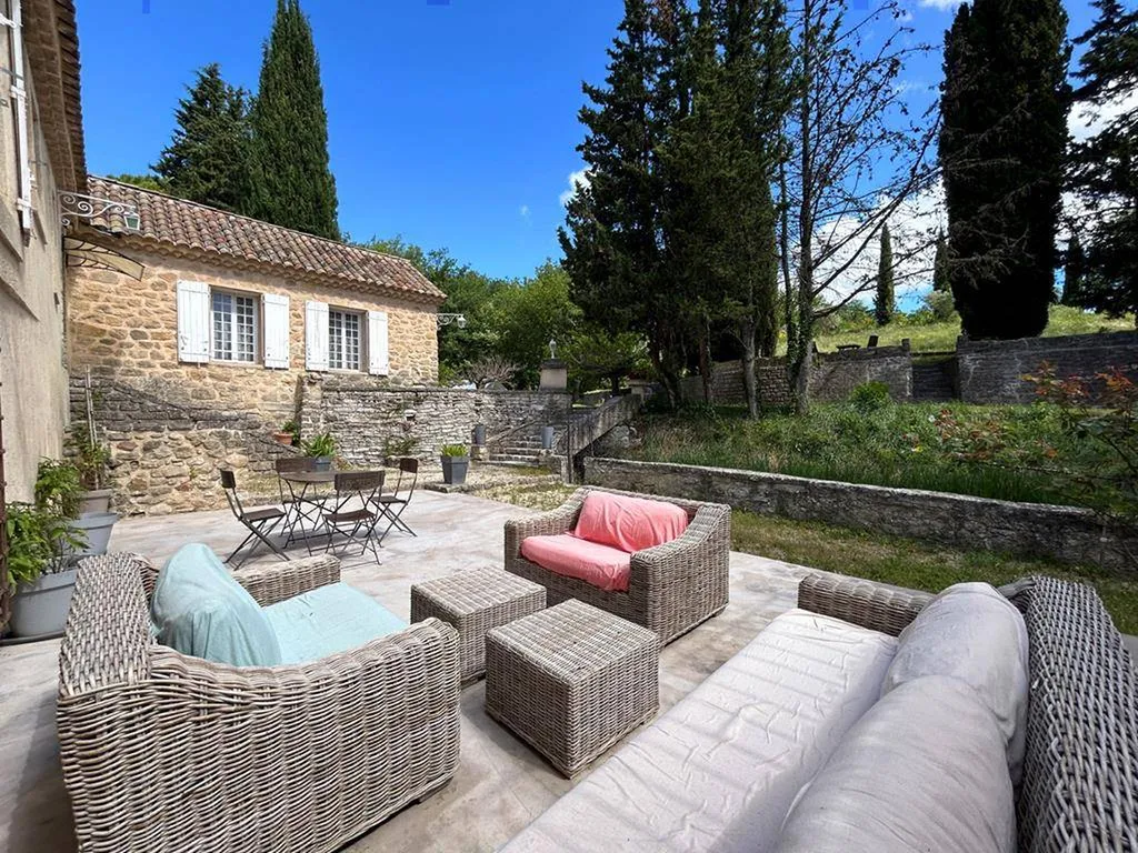 Mormoiron - Domaine viticole, oléicole, 3 gites avec piscine au pied du Mont-Ventoux.