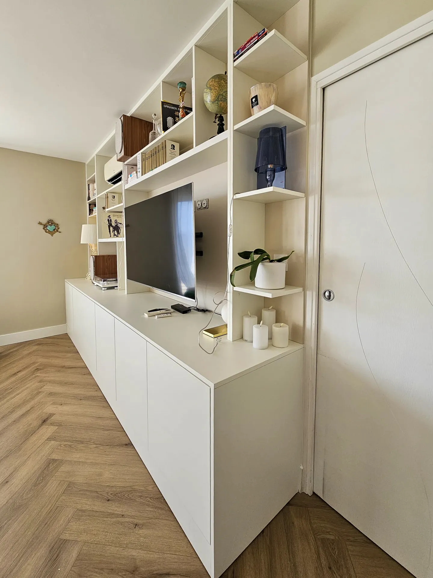 Agencement meuble TV sur mesure avec rangements intégrés et lignes épurées à Aubenas en Ardèche