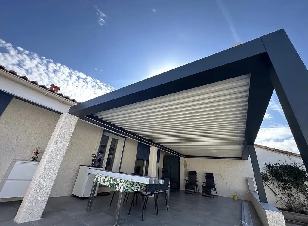 Pergolas bioclimatiques à Trets : votre coin repas extérieur
protégé toute l'année
