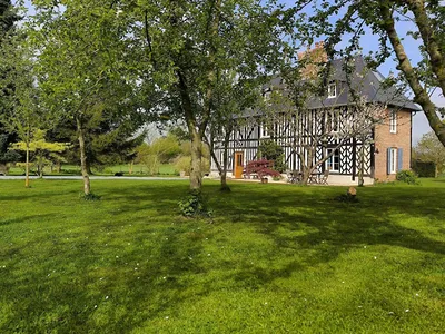 A vendre - Authentique Maison Normande de 1800 avec Dépendances, sur un terrain clos de 5000m² au Cœur d'un Village du Calvados