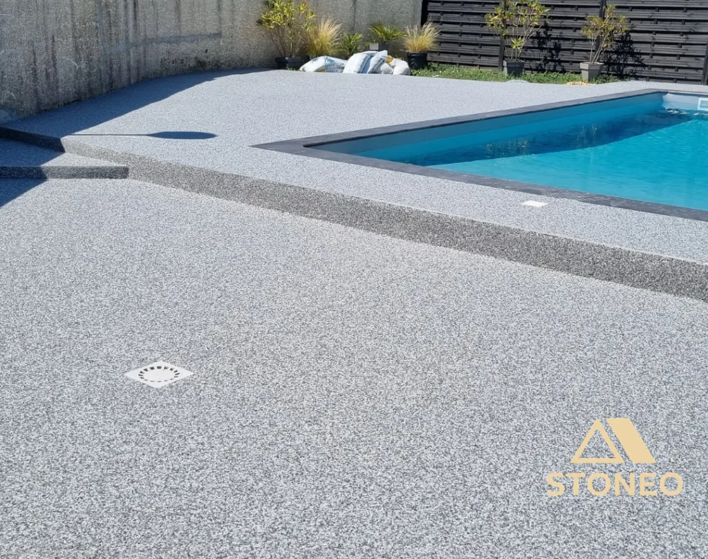 Moquette de pierre en granulat de marbre et résine STONEO. Rendu professionnel sur dalle béton, vieux carrelage ou fond de forme. Nos solutions qualité prix à Marsanne proche de Montélimar et partout dans le 26, 07 et 38