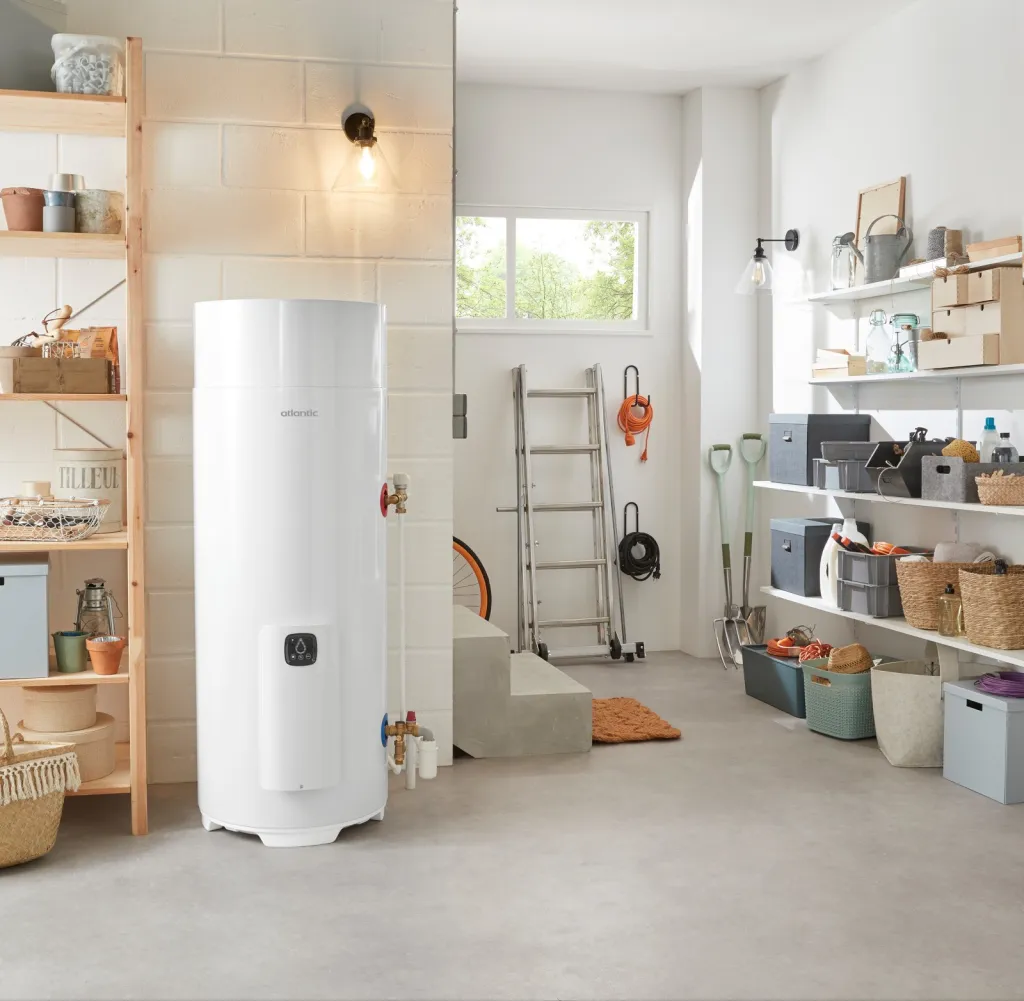 Pose sur devis d'un chauffe eau thermodynamique Atlantic Egeo 250l dans une maison en rénovation sur Etretat 76