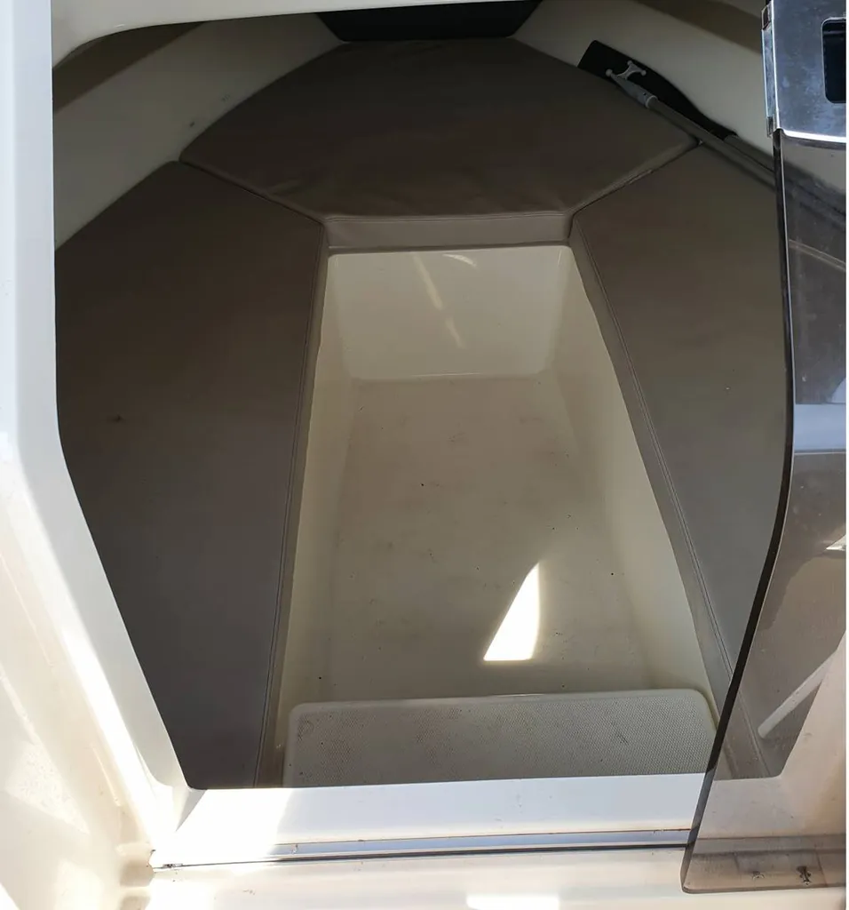 Betau à moteur rigide avec cabine en vente d'occasion à Bandol 83150