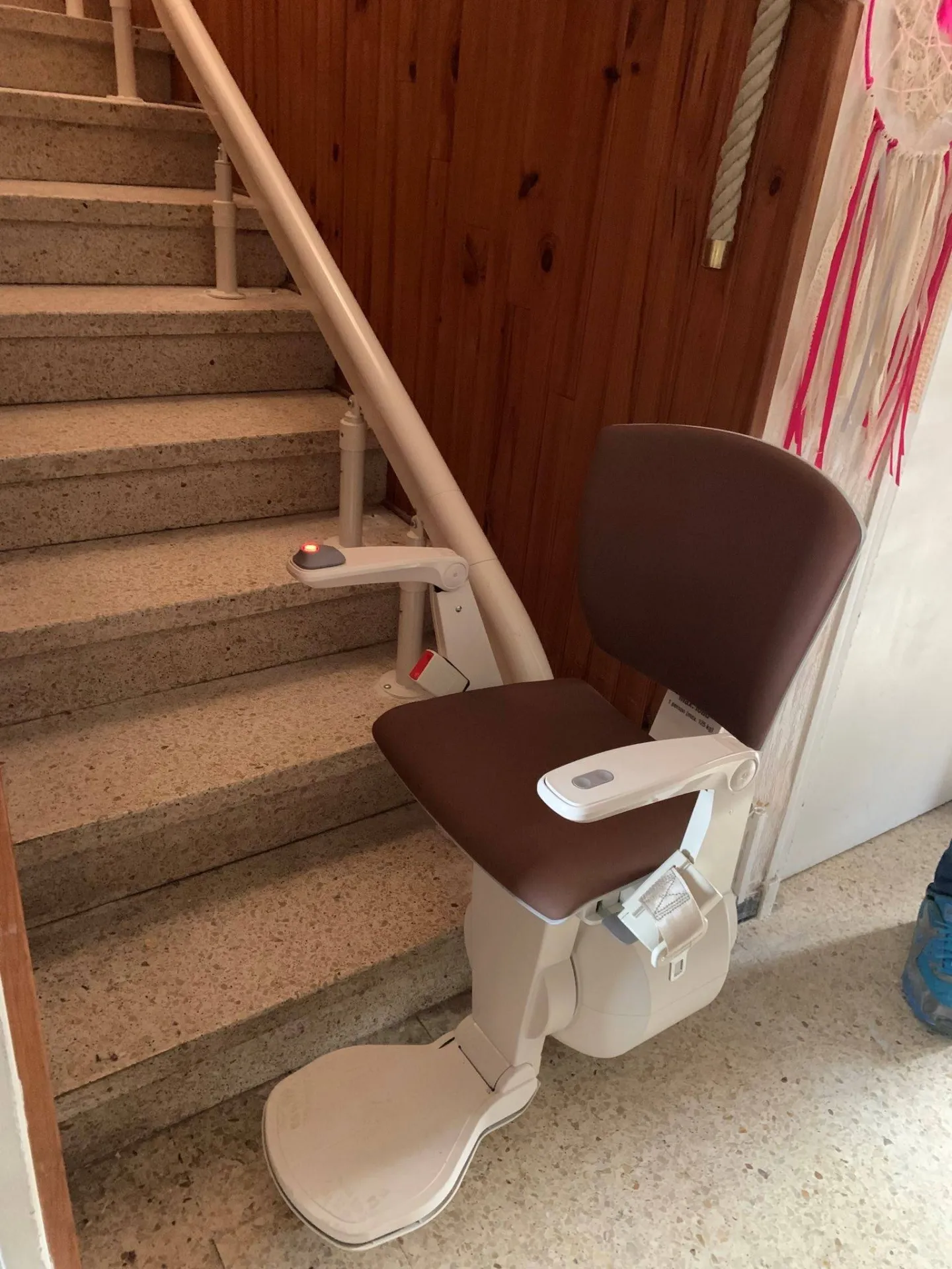 Fauteuil monte escalier OTOLIFT Modul'Air intérieur dans escalier tournant à Martigues près d'Aix en Provence