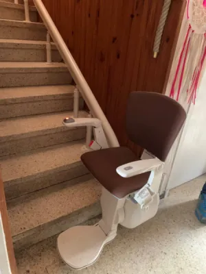 Fauteuil monte escalier OTOLIFT Modul'Air intérieur dans escalier tournant à Martigues près d'Aix en Provence