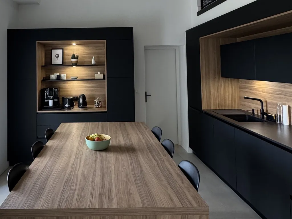Cuisine italienne Armony haut de gamme avec façades X-Black Mat, systèmes d’ouverture premium et agencement ergonomique de précision professionnelle
