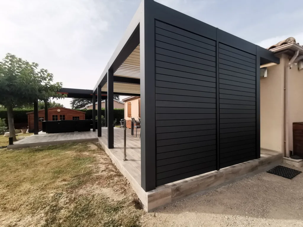 Installation de double auvent bioclimatique motorisé avec stores et garde-corps à Saint-Étienne-de-Tulmont pour terrasse design