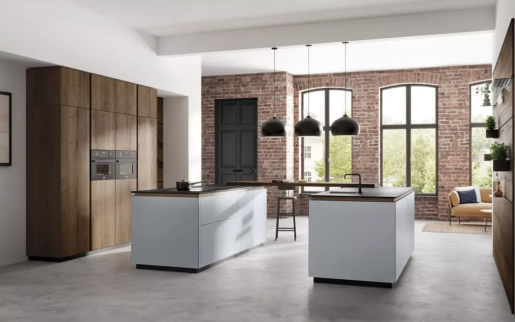 Cuisine design avec deux ilots reliés avec un coin repas pour un aménagement unique et différent 