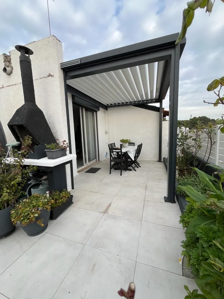 Mise en place d’une Pergola bioclimatique IZI sur Martigues