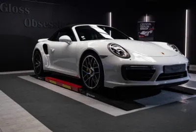 Détail de la Porsche Turbo S après un polissage minutieux, permettant de restaurer l’éclat de la peinture et d’offrir une finition brillante grâce à un traitement céramique Gtechniq.