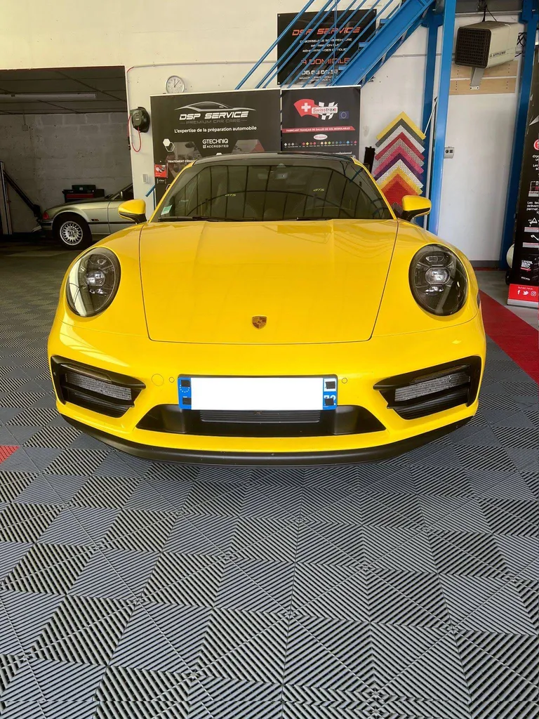 Traiter des éléments endommagés sur une Porsche 992 Carrera GTS à Le Mans 72