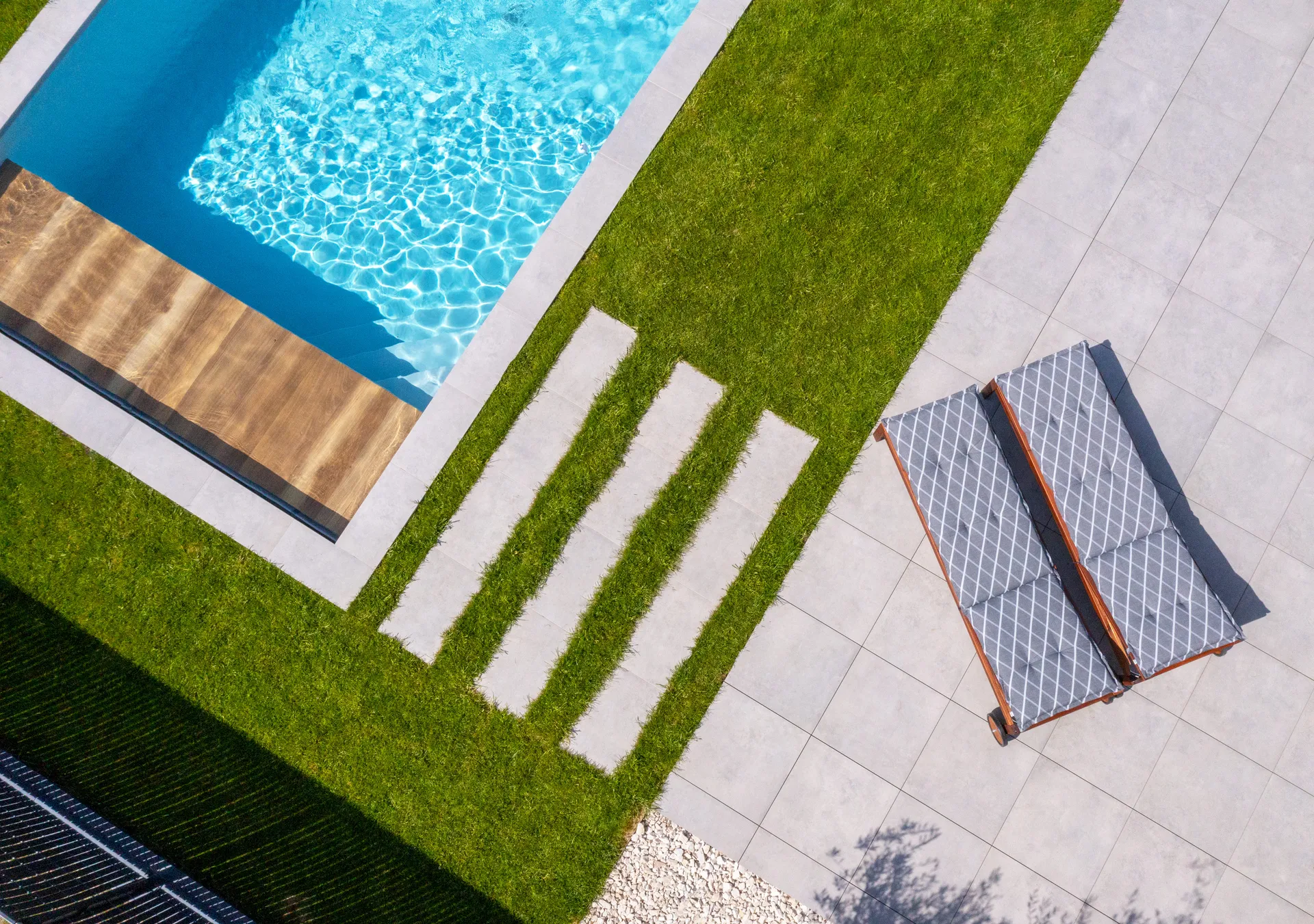 Construction piscine béton armé 7x3,5 avec volet immergé et filtration complète à Saint-Pierre-de-Chandieu Rhône