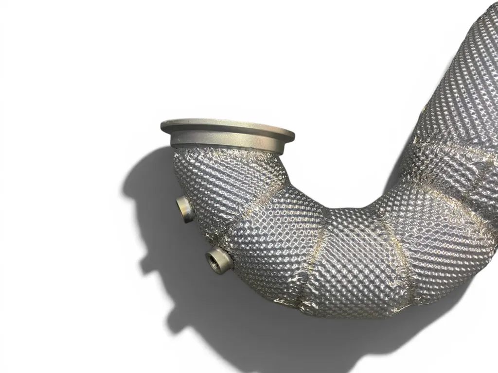 Downpipe catalyseur sport JU Exhaust pour Mercedes-AMG A45 S, CLA45 S et GLA45 S 2.0 turbo. Pièce performance en inox optimisant le flux des gaz d’échappement, réduisant les contre-pressions et améliorant la réactivité du moteur pour un gain de performanc