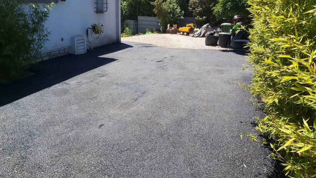 réfection d'une cour en enrobé de bitume noir sur Carnoux en Provence