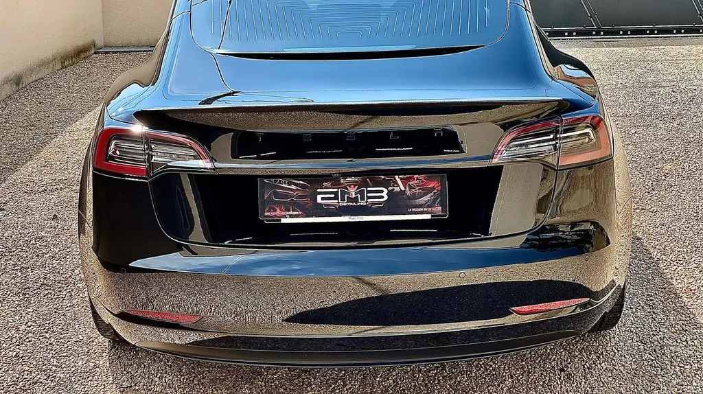 Rénovation et protection de carrosserie Tesla modèle 3 noir à Lyon
