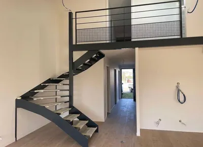 Fourniture et fabrication d’un Escalier deux quart tournant sur mesure : l'élégance du métal et du bois par Sud Ouest Métal à Toulouse