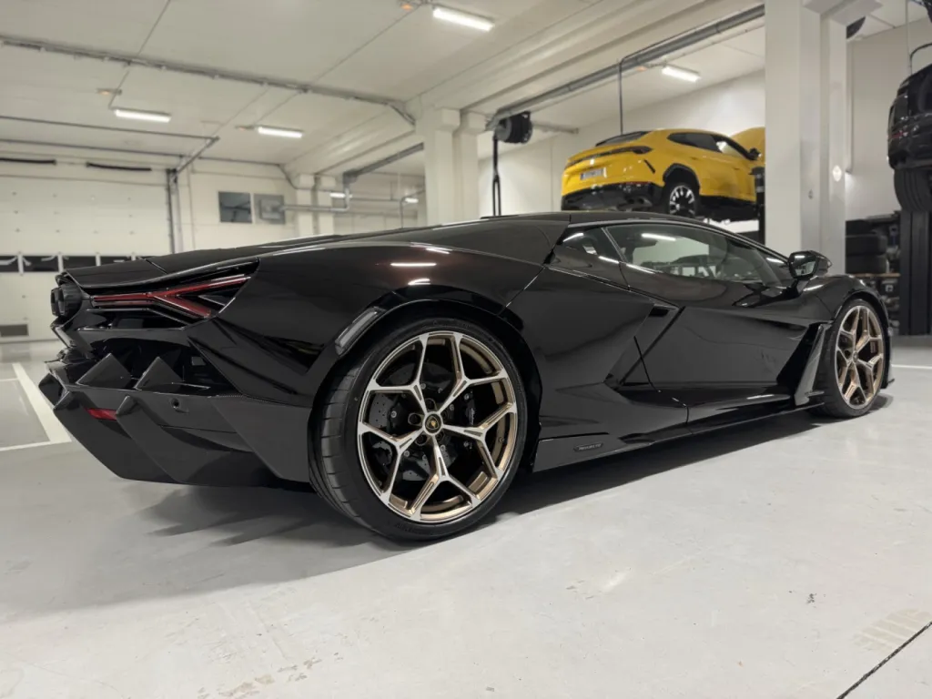 Lamborghini Revuelto : Polissage Complet du Véhicule à Antibes