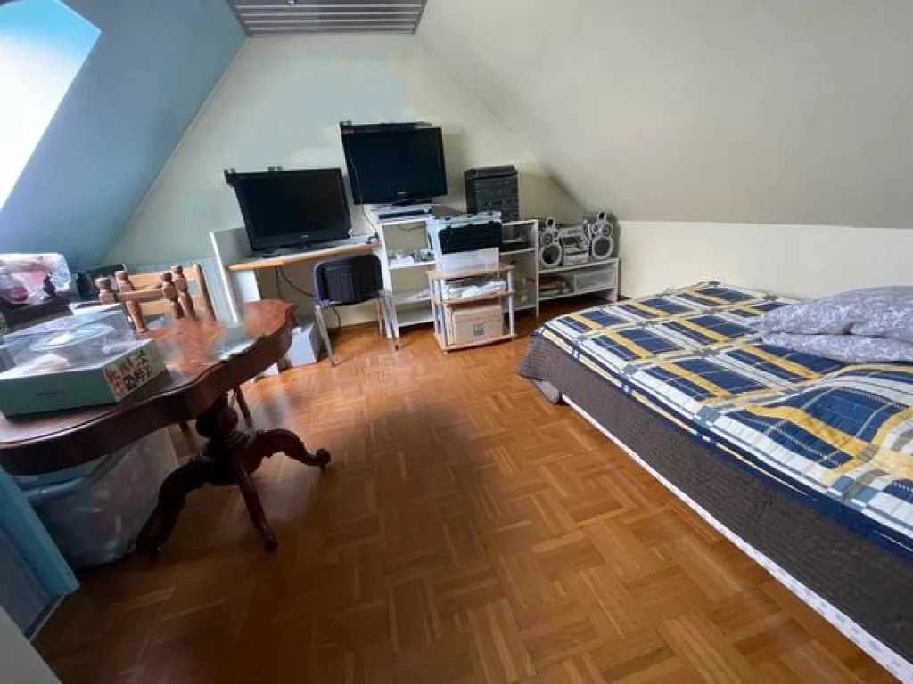 Double vitrage, tout à l'égout, volets roulants, belle terrasse, entrée goudronnée et place de parking. Huisseries aluminium, volets électriques, alarme, cave