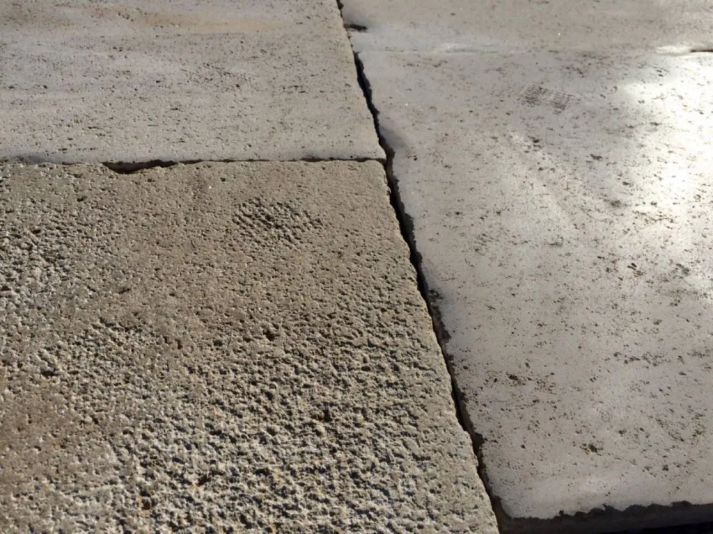 Dallage extérieur en pierre naturelle. Travertin, ardoise, grès, pierre bleue, nombreuses finitions pour votre terrasse/piscine.