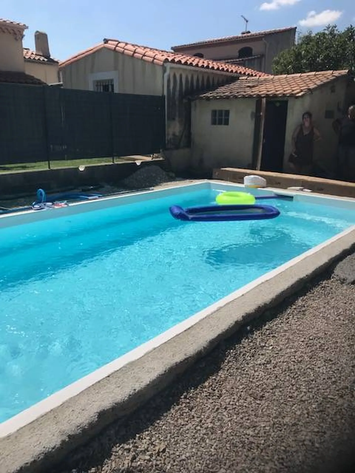 Installation d'une piscine coque fond plat Manhattan à Châteauneuf les Martigues