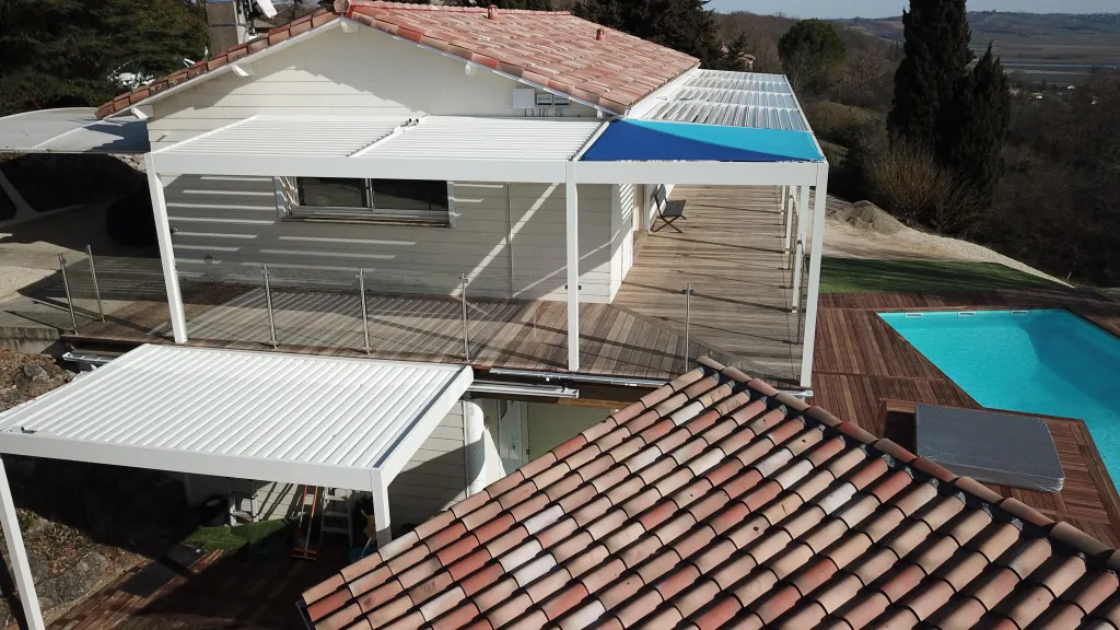 Installation de pergola bioclimatique aluminium motorisée à Reynies pour espace extérieur couvert