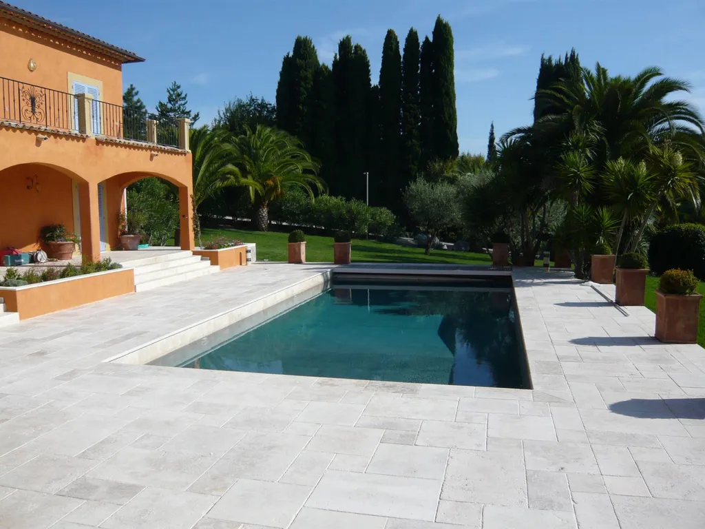 Travertin Classic - Une terrasse extérieure éblouissante