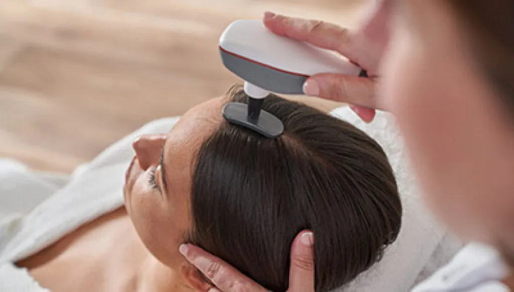 La radiofréquence INDIBA capillaire chez DERMA SUD prochainement à Saint-Orens-de-Gameville, près de Toulouse : stimulez la croissance et réduisez la chute des cheveux post-grossesse.