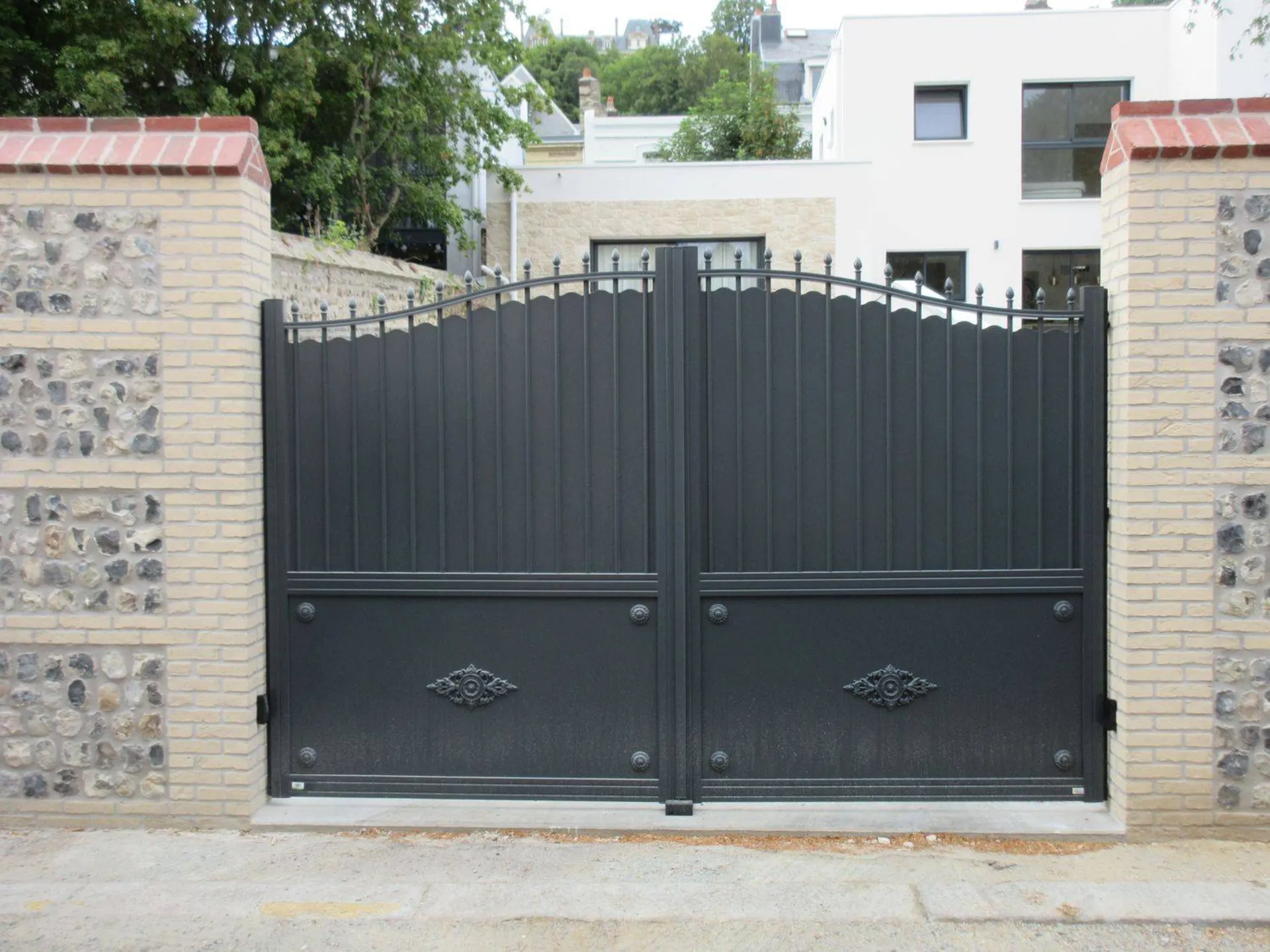 Pose de portail aluminium motorisé type fer forgé au Havre 76