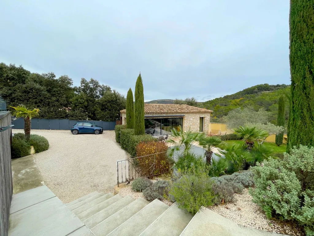 Jardin prestigieux parking dans propriété de prestige en pierres de Gordes en vente