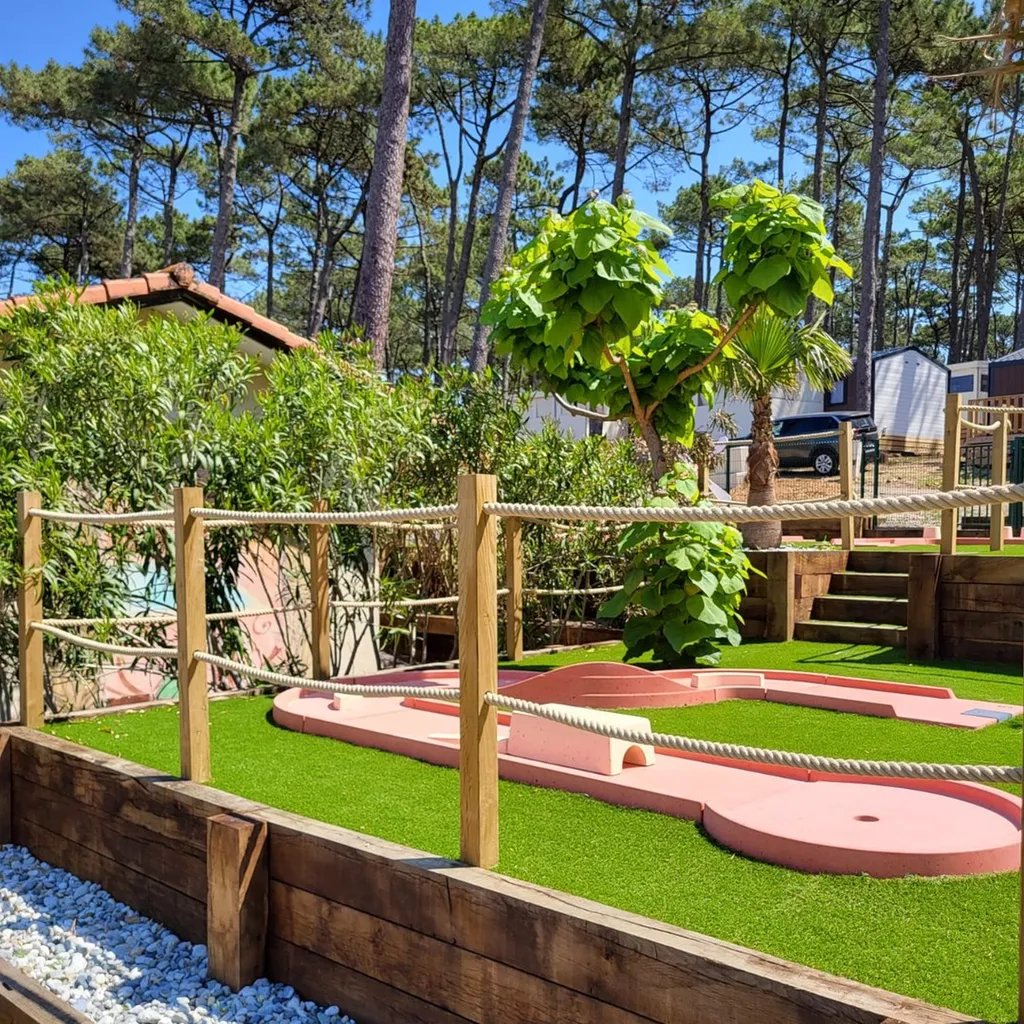 Création de mini-golf sur mesure à Biscarrosse Plage : L'expertise A.S Paysages pour un parcours d'exception